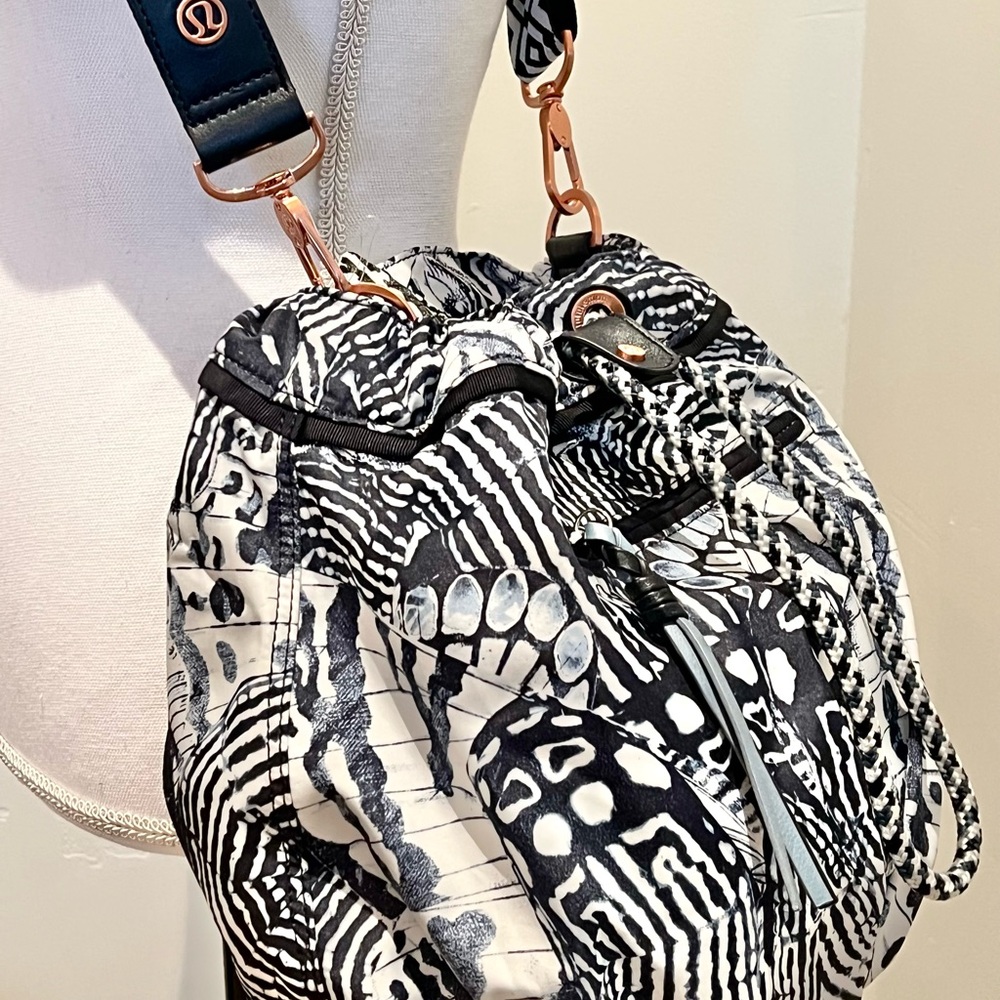 🤩 NWT Lululemon Diversity Bag Winged Mosaic White Naval Blue - Picture 4 of 16